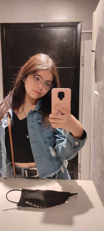 A veces no le pasas tipo "como será esa chama desnuda?" 

Y ..