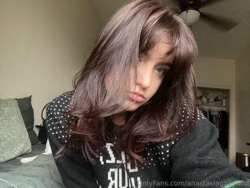 A selfie a day keeps the admirers on their toes. 💋