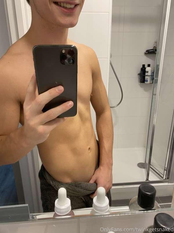 Swipe for a surprise 😜 - K
@twinksgetnaked