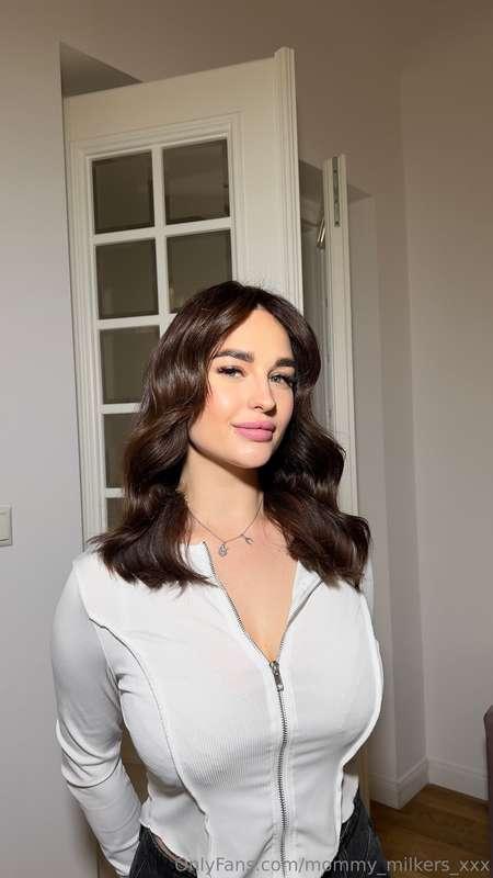 A gorgeous wavy hairstyle instantly makes me feel like a que..