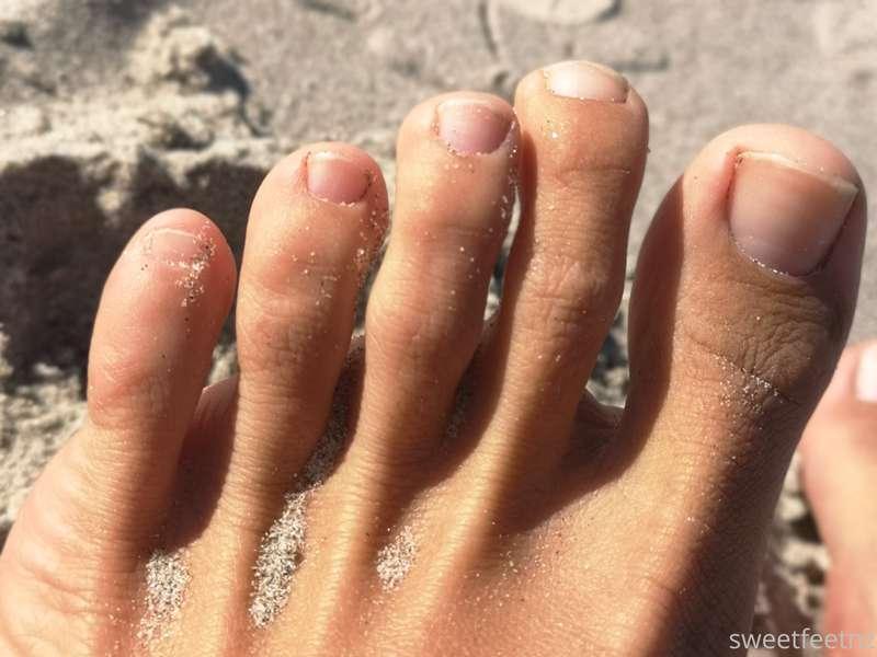 Sandy toes. Back at the beach, my favourite place 🏖️👌