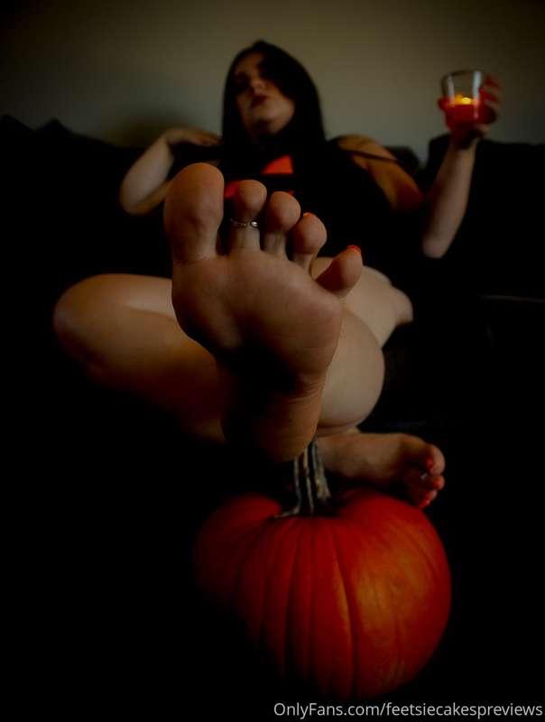 feetsiecakespreviews image #0