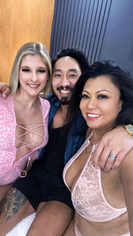 Right before these two slurped up all his cum 😮‍💨  @krystald..