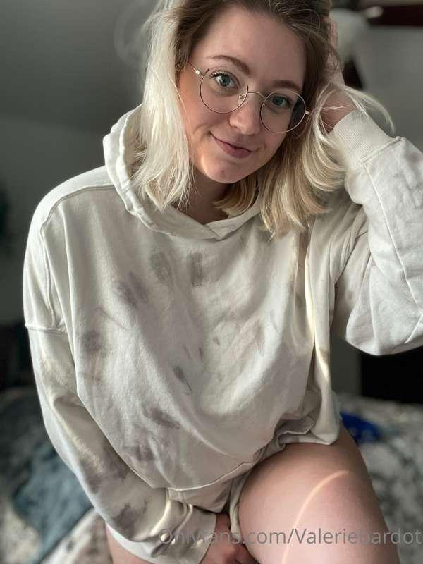 God I love baggy hoodies, so much fun to wear with no underw..