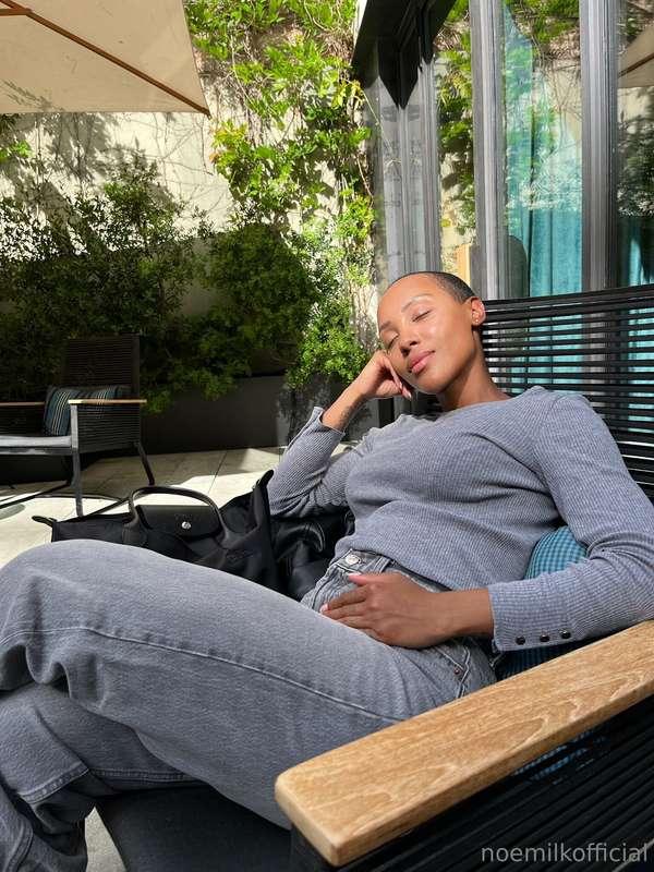 Good morning my loves! How are you? I'm relaxing on a terrac..