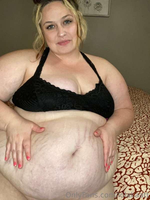 Cum on my yummy  tummy 💦