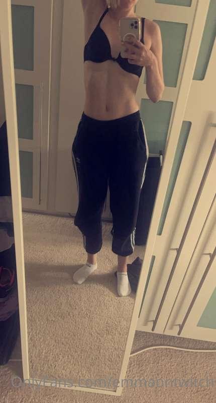 Not my usual picture I was just feeling my abs today :p will..