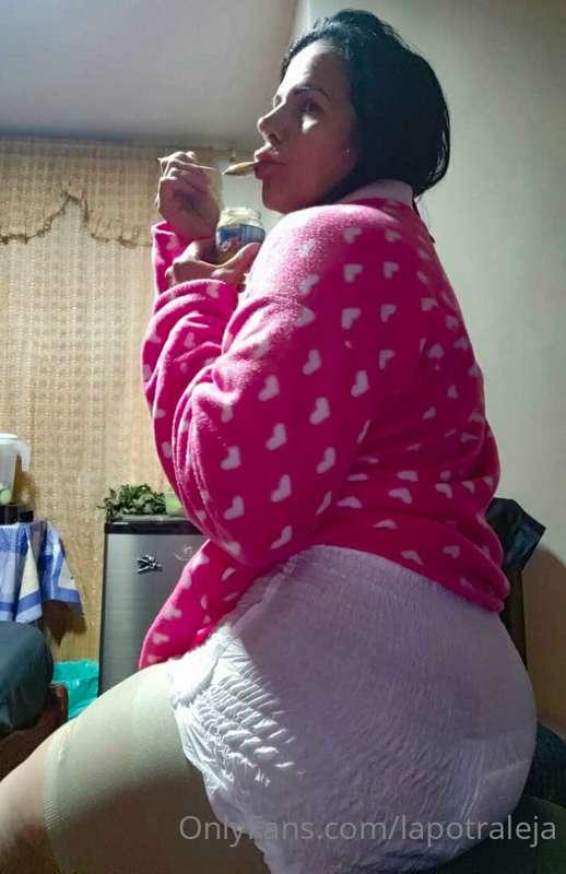 Mis amores😍así va mi recuperación... Comiendo compota y con ..