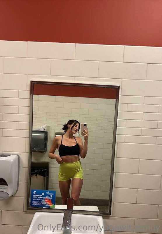 Just got to the gym. Join my VIP to see me undress this fit ..