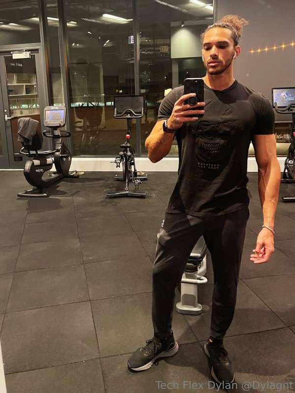 Post work out selfie. I love an empty gym📸💪