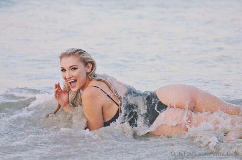 caution ⚠️ Im slippery when wet 