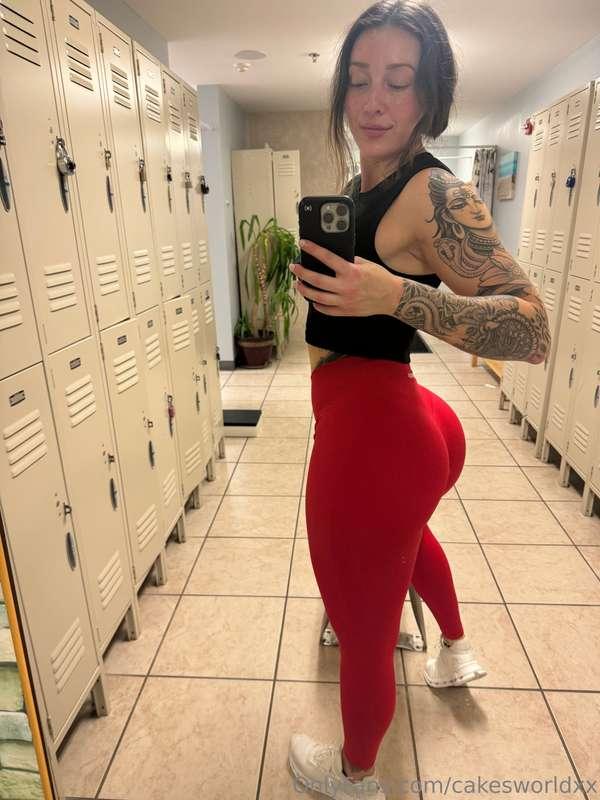 like a big red juicyy apple .. wanna bite?🍎