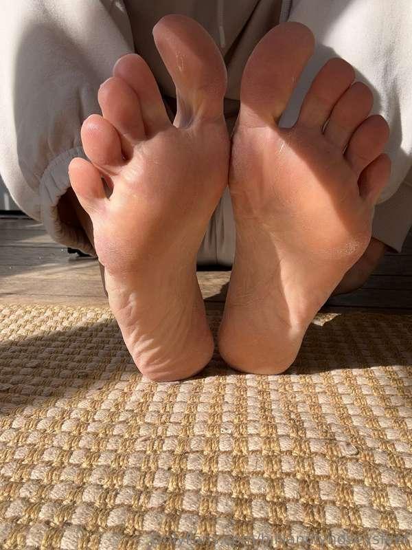 Happy wknd 🦶🏻🦶🏻