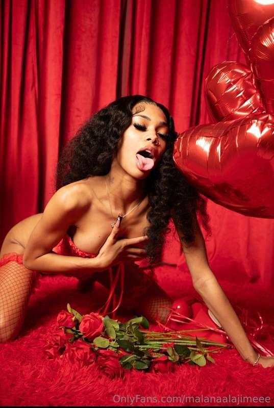 let’s get nasty on my red sheets 😫😫😘