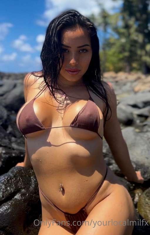 Cum here and rub some tanning oil on me, baby 😜