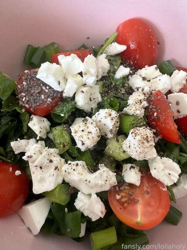 lunch time :D
i dance to my favorite song!! i found it out recently and ugh that sounds awesome *-*
also i wanted to show you my favorite salad that i cook every day! before i cooked salad only with tomatoes and cucumbers and it was always so boring :D now i make salad with tomatoes, spinach, arugula and feta cheese and it tastes soo delicious!

✨ #life #waifu #fyp #blog #cook #petite #daily #skinny #egirl #blonde