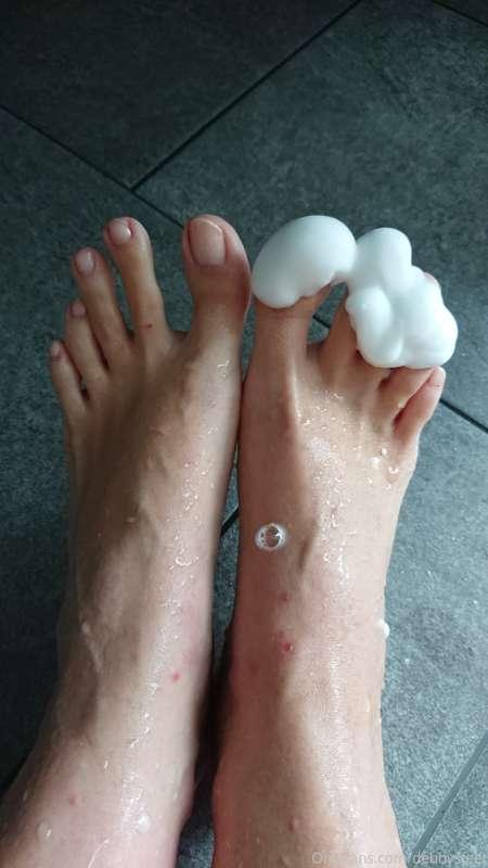 Good morning!
Starting a new day with a super foamy feet mas..