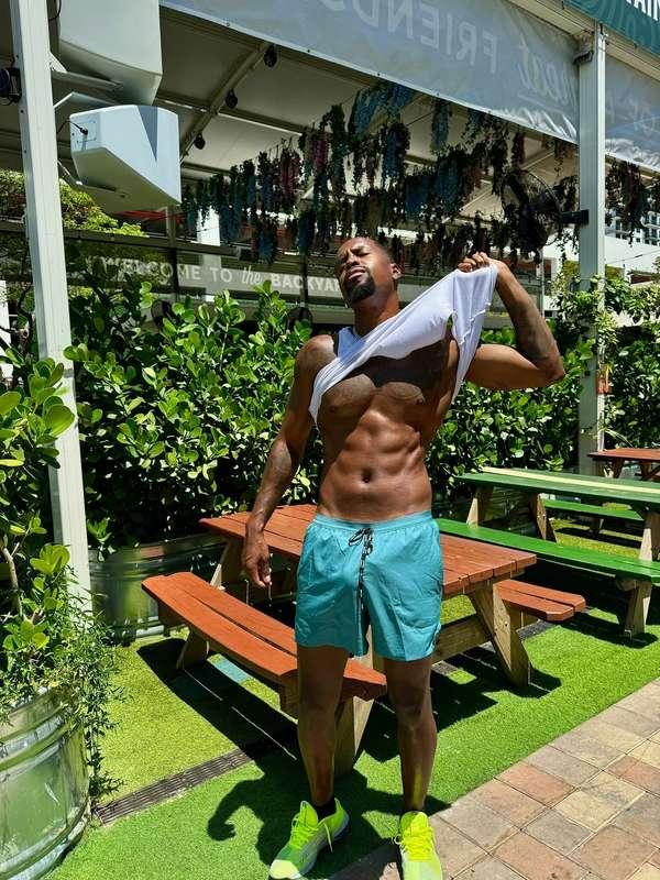 Let that sun hit those abs!!! 🥵🥵🥵