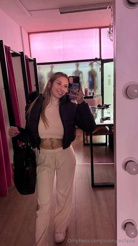 Just me, my coffee energy, and a little shopping glow ✨