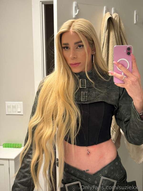 which outfit do you want me to wear on my next video? 