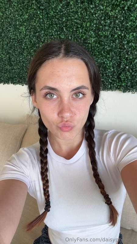 Good vibes and pretty eyes. 😊