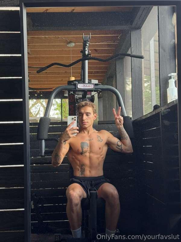 me and my homie @jamesluckysz have been trading gym selfies ..