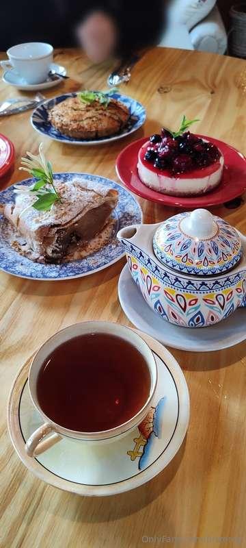 A Sunday afternoon with friends...🥰🍰🧁☕🫖