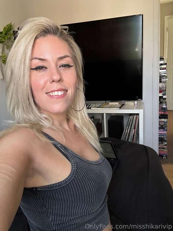 Happy Sunday babes!! Debating between going on a date and st..