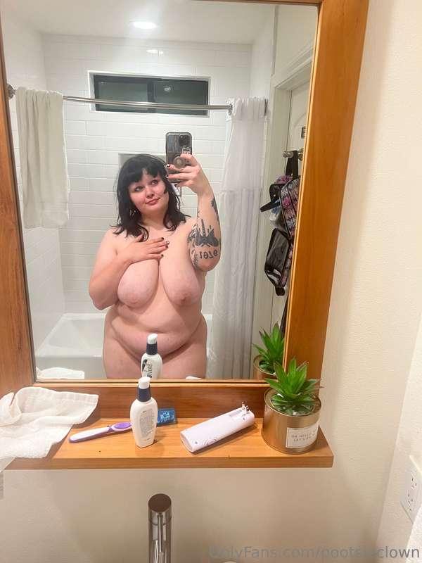 took these cutie little pics after the hot tub last night >...