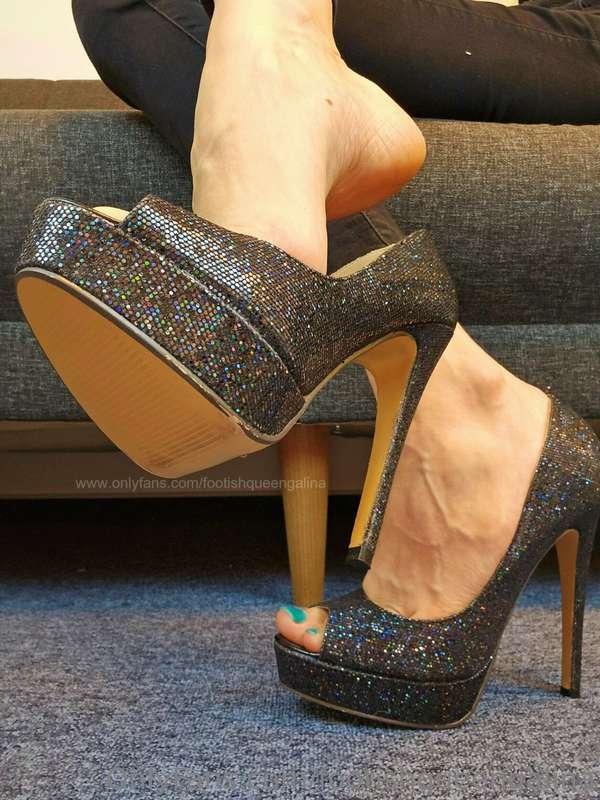 My veins always pop out when I wear heels 😇 What about you m..