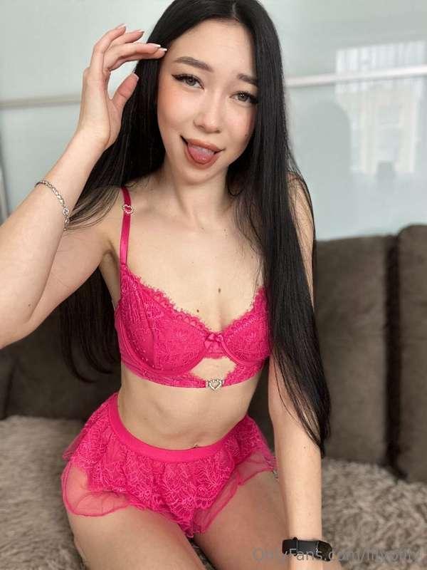 I’m trying to behave… but this outfit isn’t helping 😅