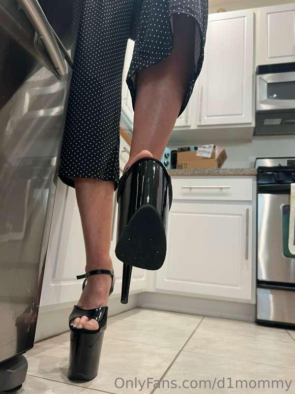 BIG mama crushing you in high heels 👠 👀 ps. video in your DM..