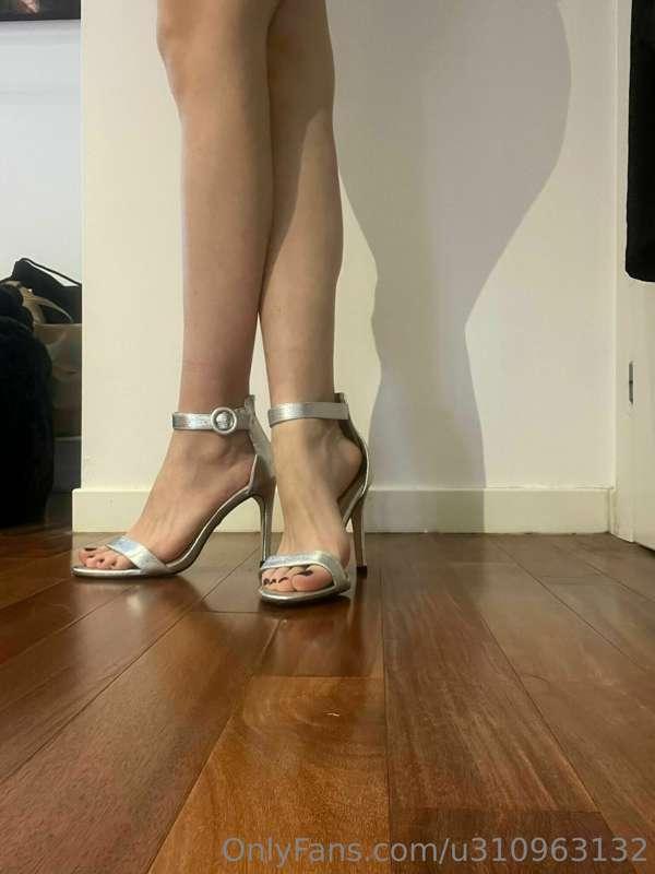 174 cm + ?? Chi indovina? 🥰

#heels #tacchi #sexyfeet #silve..