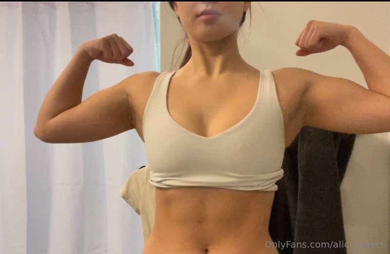 Good morning, please look at my pump and my muscle mommyness