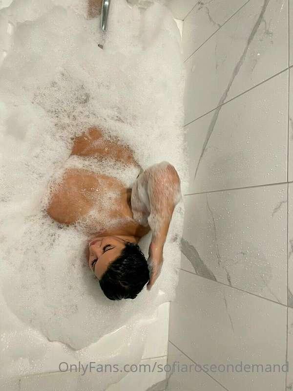 Tub Time Temptation: Join Me for a Bubbly Good Time!