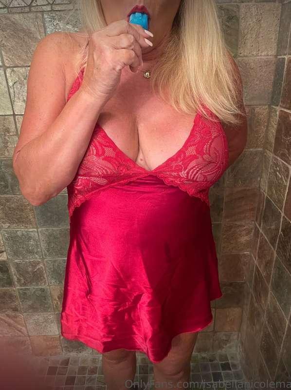 This MILF is ready to prove you can be sexy at any age!! Cum..