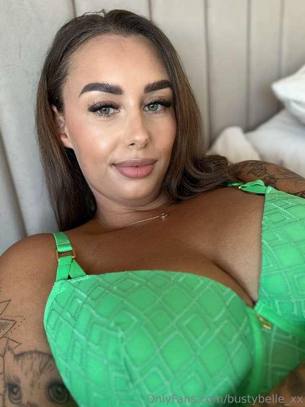 I specialise in making personal videos for my fans! Send me ..
