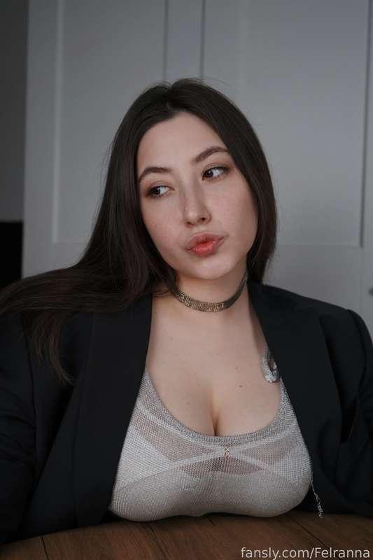 Waiting for your compliments😏

#bigtits #busty #brunette #young #dom #mistress #goddess #boobs 