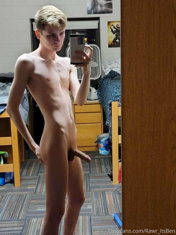 This is my fav twink @Ryansnow2552, he just turned 18. He lo..