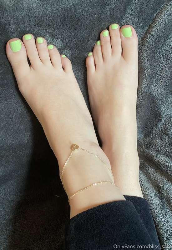 Good Morning Loves💚 changed my polish to a neon mint green f..