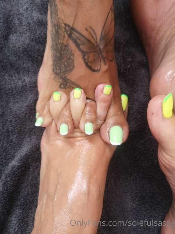 Best friend feet hugs with @madsoles_1  bet ya wanna join in..