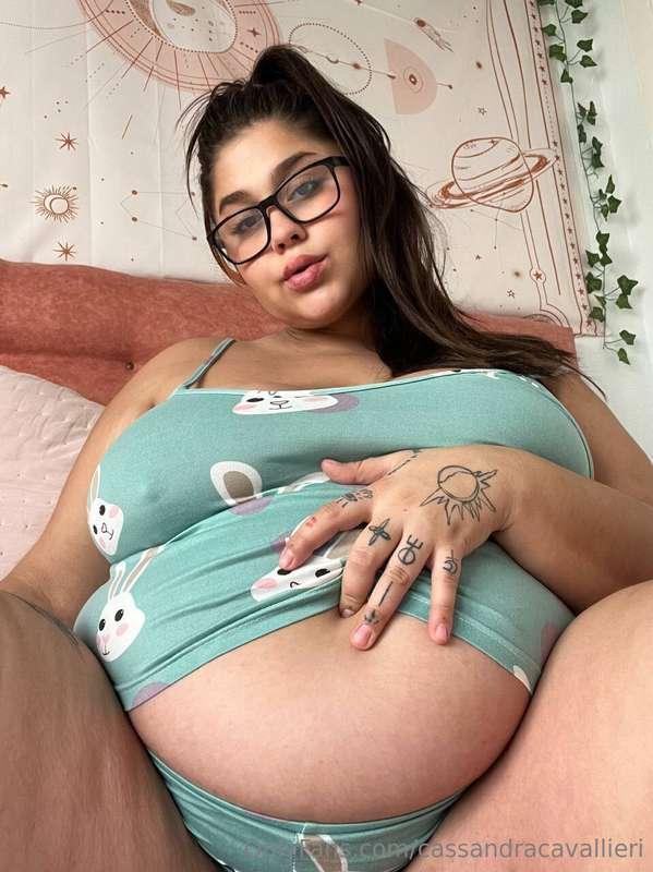 Does it turn you on to play with my bellybutton? 🔥