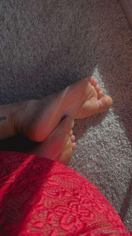 pretty little toes for you to worship 🥰