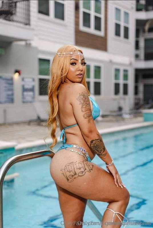 hoelessbian image #0