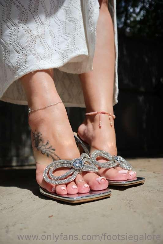 These sexy heels sparkling like diamonds and making it so ha..