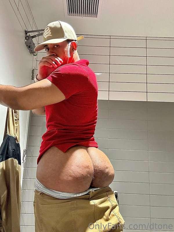 Eat me in the bathroom on my break at work👅