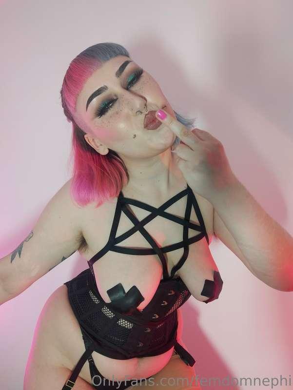 Does this turn you on, loser??? 😘🖕