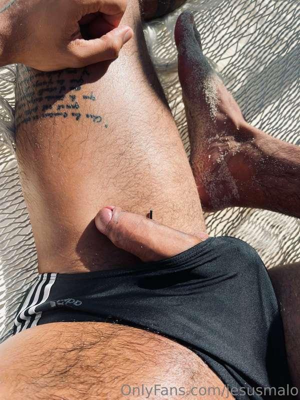 Me pongo muy caliente en la playa! 🍆