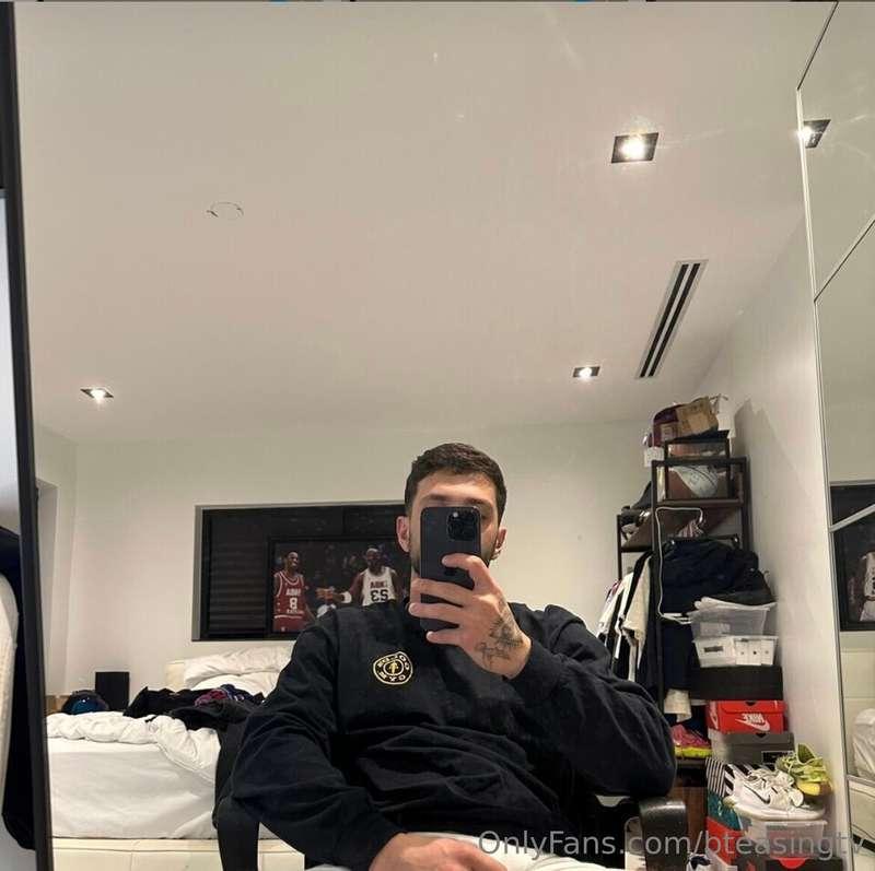 Wanna see how daddy plays with his massive cock🥵😏