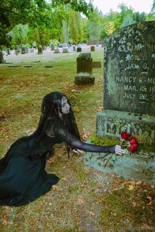 Happy Cuntober! 🖤for those of you that don’t know, Cuntober ..